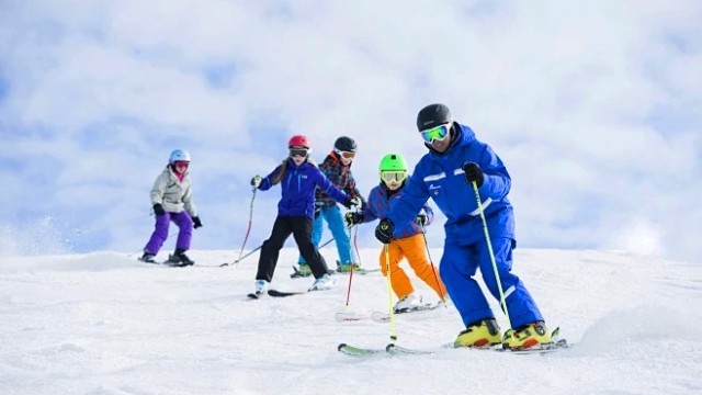 冬季滑雪时，里面穿什么衣服比较好。